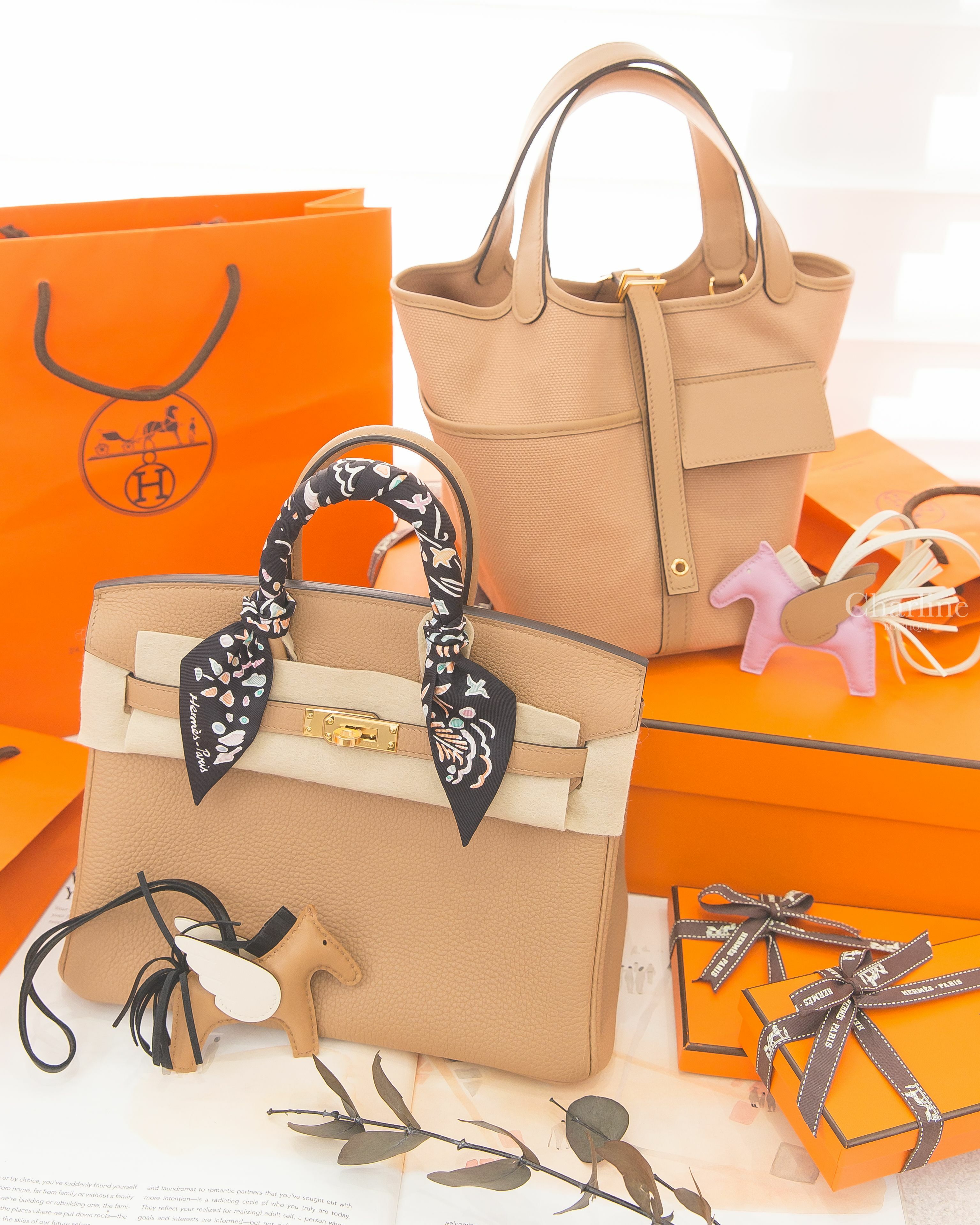 Hermès Picotin 18 U刻馬薩拉茶色金釦水桶包,春天島嶼絲巾,Birkin 25cm U刻馬薩拉茶色金釦鉑金包,馬薩拉茶色/奶油白/黑色小型飛馬吊飾,錦葵粉/奶昔白/馬薩拉茶色小型飛馬吊飾-Charline Boutique 精品代購
