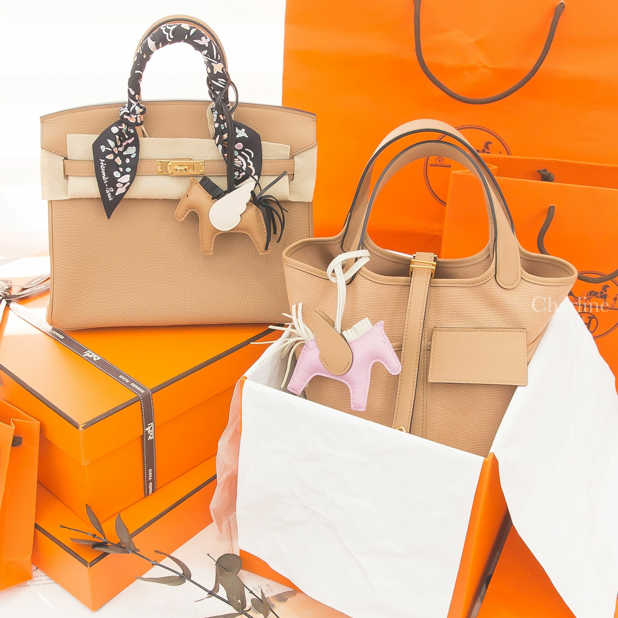 Hermès Picotin 18 U刻馬薩拉茶色金釦水桶包,春天島嶼絲巾,Birkin 25cm U刻馬薩拉茶色金釦鉑金包,馬薩拉茶色/奶油白/黑色小型飛馬吊飾,錦葵粉/奶昔白/馬薩拉茶色小型飛馬吊飾-Charline Boutique 精品代購