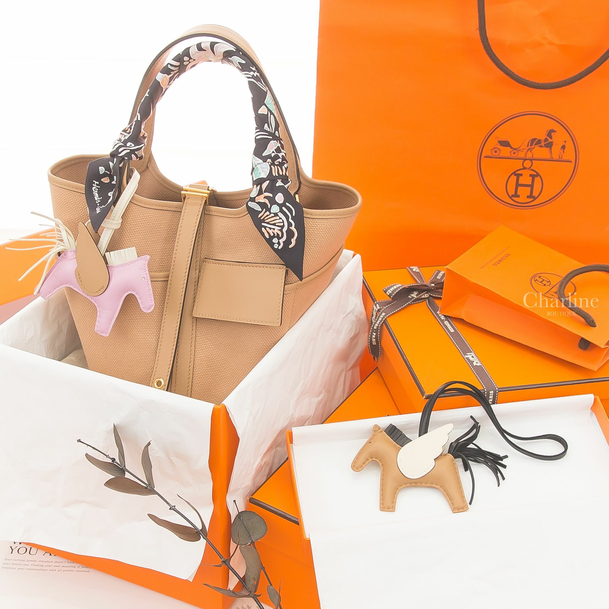 Hermès Picotin 18 Pocket Bag 馬薩拉茶色帆布拼牛皮金釦小型提把水桶包,春天島嶼絲巾,馬薩拉茶色/奶油白/黑色小型飛馬吊飾,錦葵粉/奶昔白/馬薩拉茶色小型飛馬吊飾-Charline Boutique 精品代購