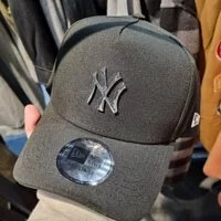 [S] NEW ERA FRAME MLB METAL BADGE NEW YORK YANKEES BALL CAP,BLACK, 12718136-BLK (SNE13)