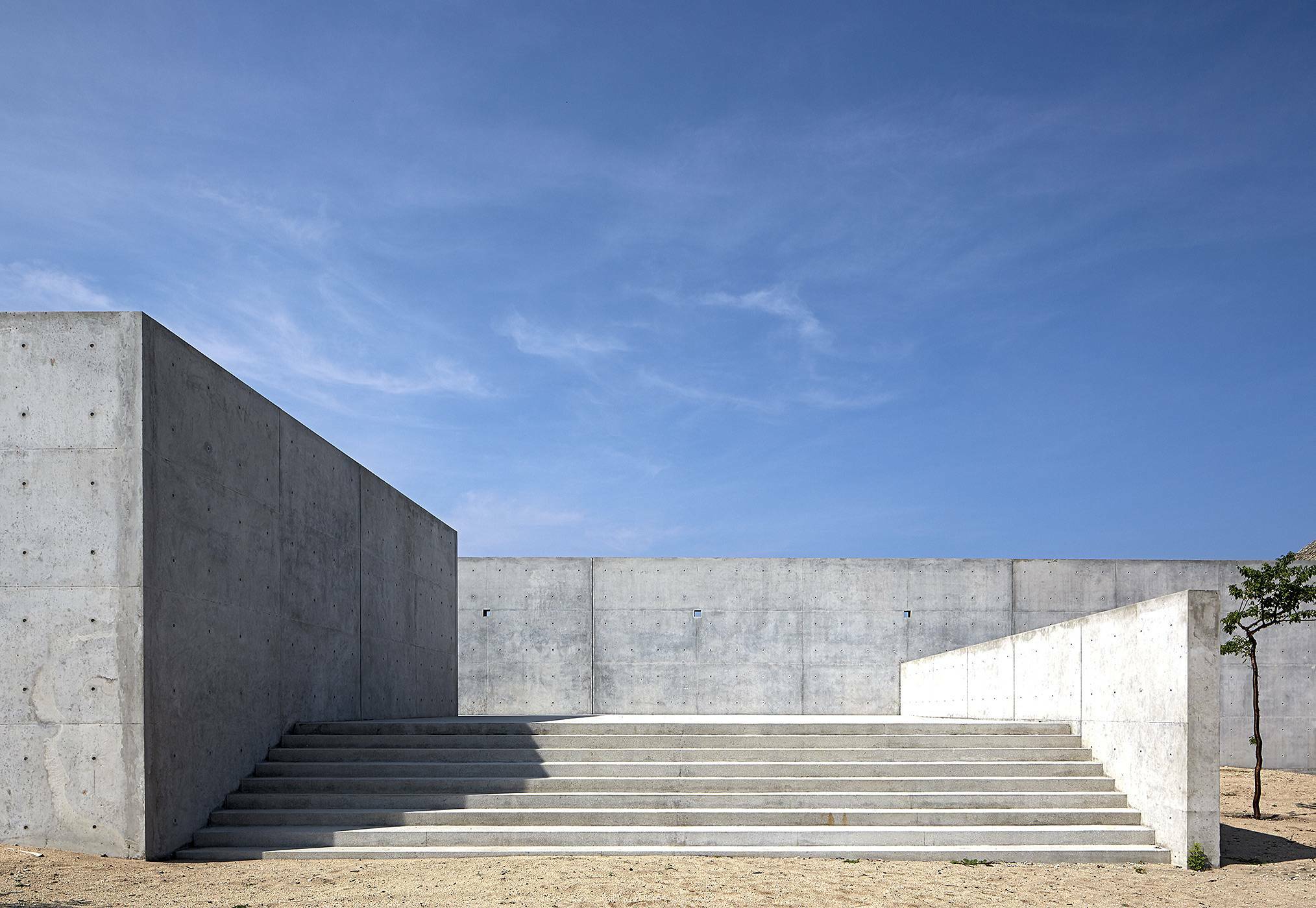 侘寂風 墨西哥 Casa Wabi 藝術基金會，樸素的混凝土牆面。photo credit: Edmund Sumner