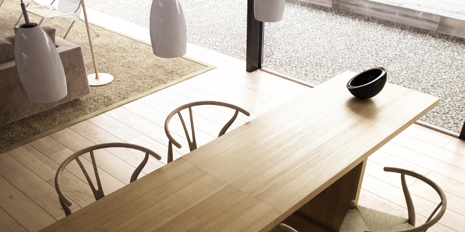 以侘寂風裝潢的室內空間，擺放一張原木餐桌與四張原木餐椅