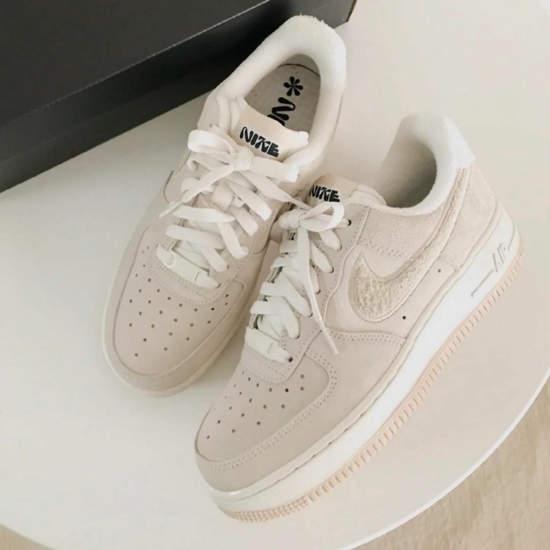 NIKE AIR FORCE 1 AF1 燕麥絲絨 淡粉色 絨毛 麂皮 花花 DQ7583-001 / 現貨