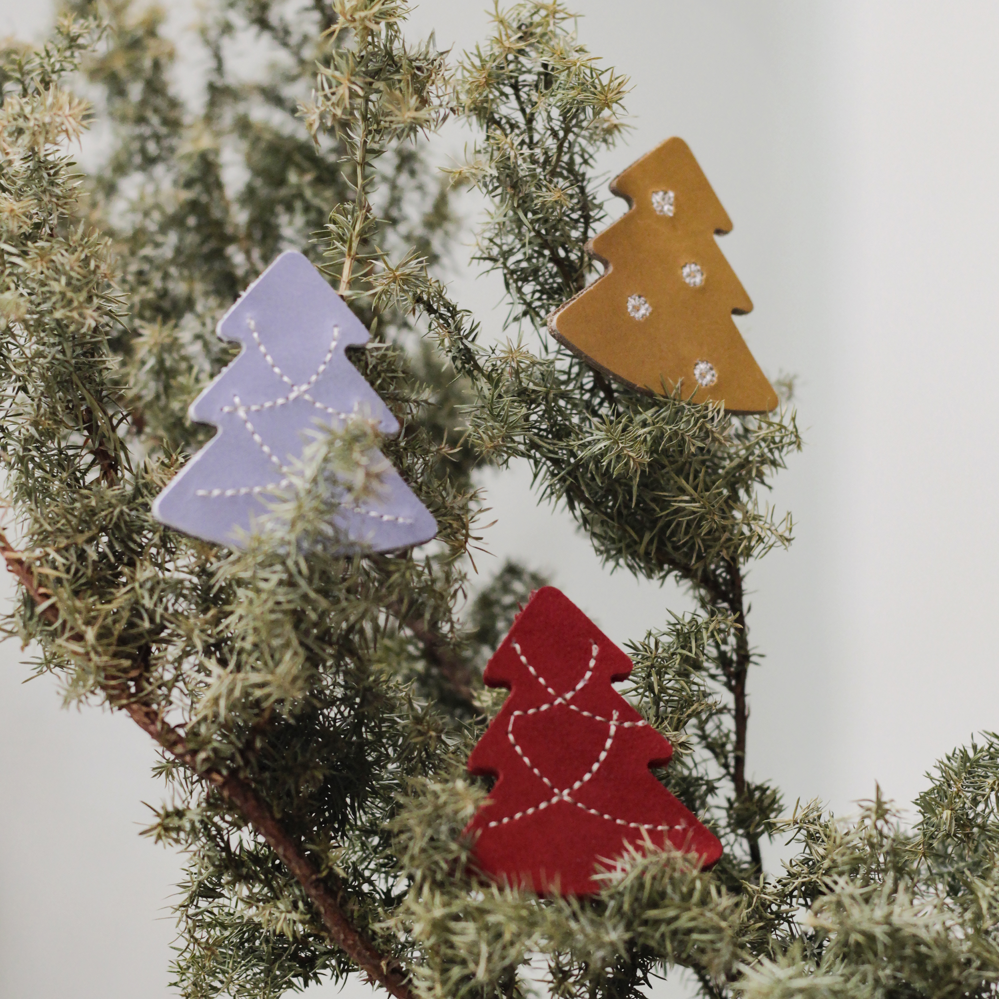 皮革聖誕別針（顏色隨機）