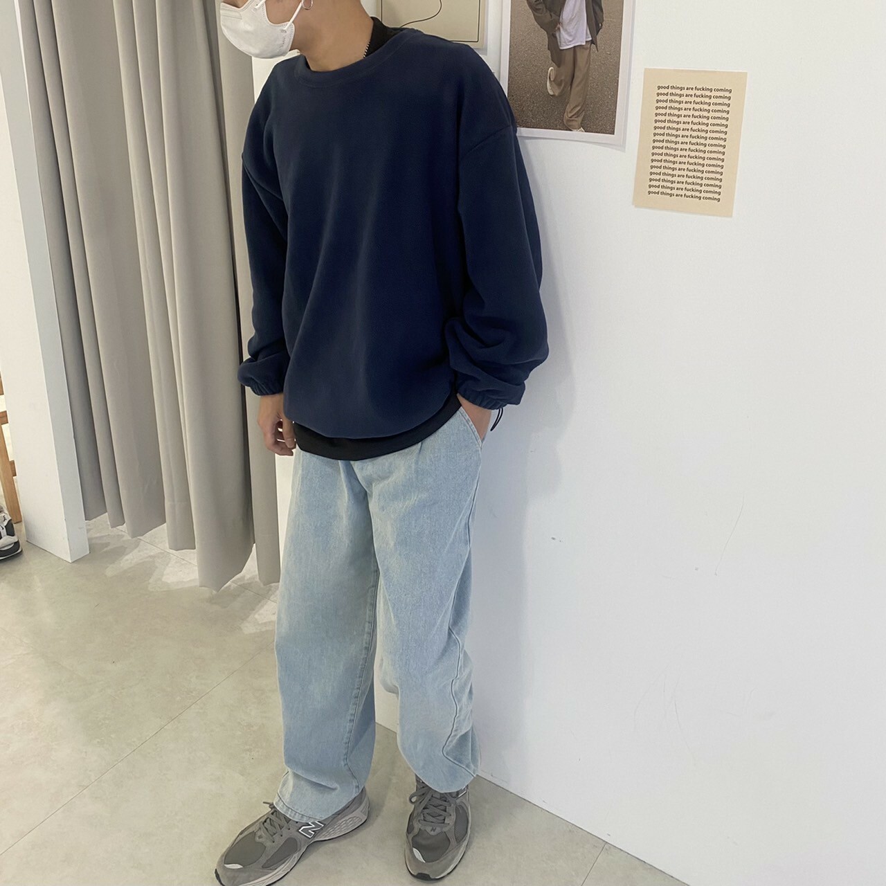 男模著搖粒絨下擺拉繩長袖上衣深藍