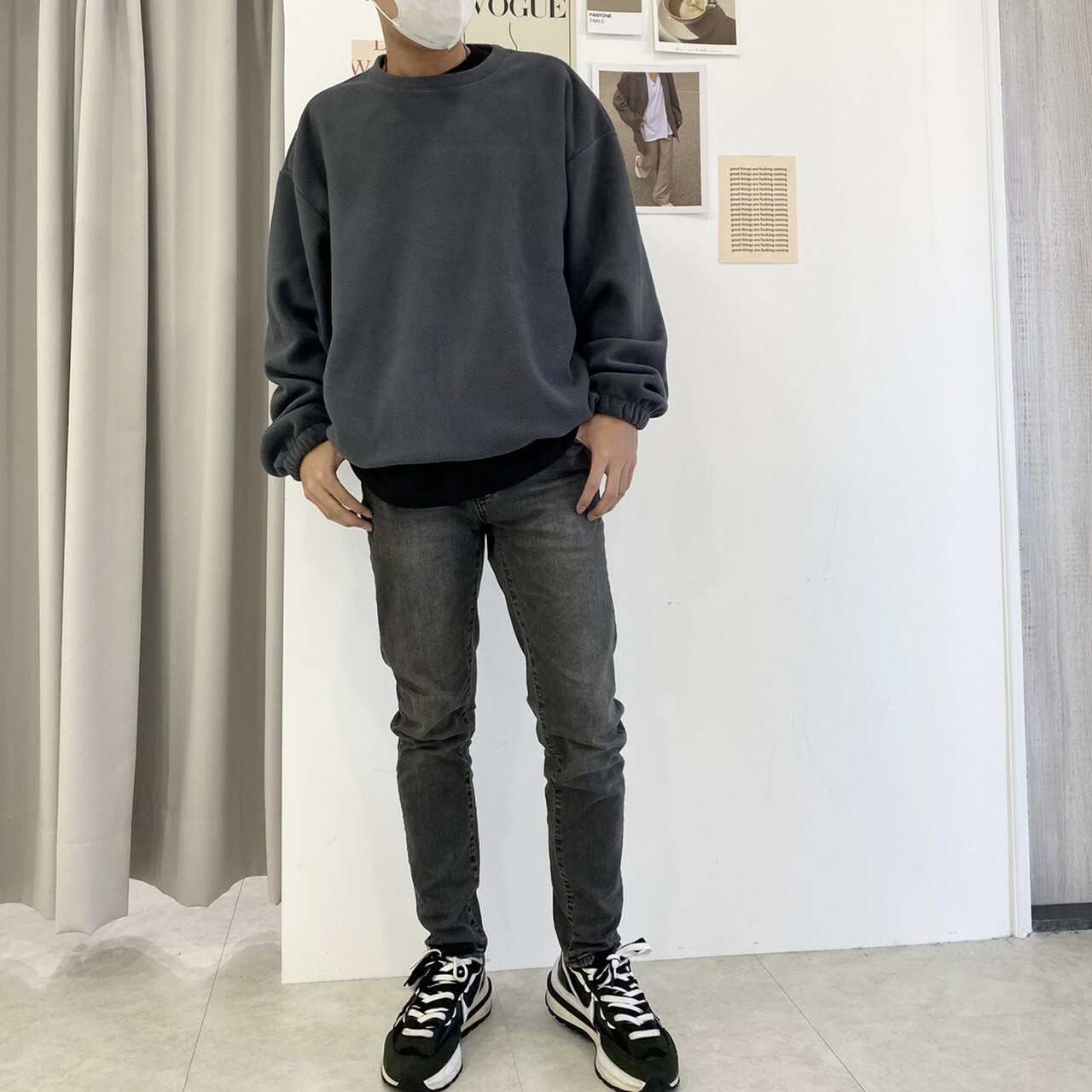 男模著搖粒絨下擺拉繩長袖上衣深灰