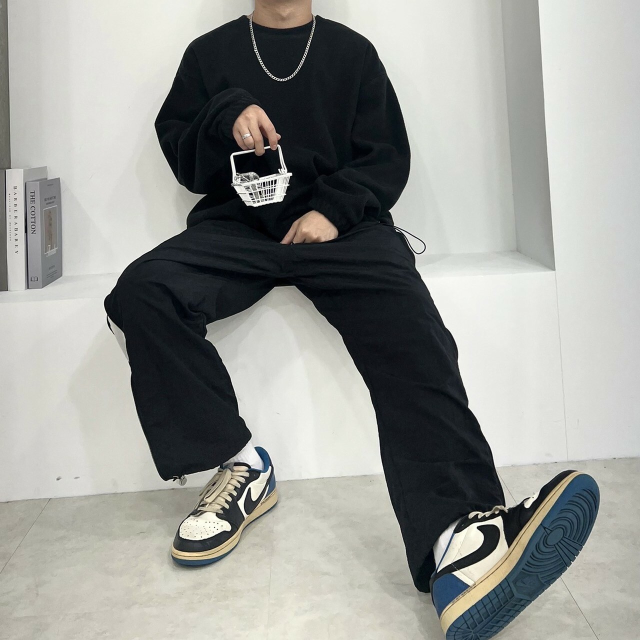 男模著搖粒絨下擺拉繩長袖上衣黑