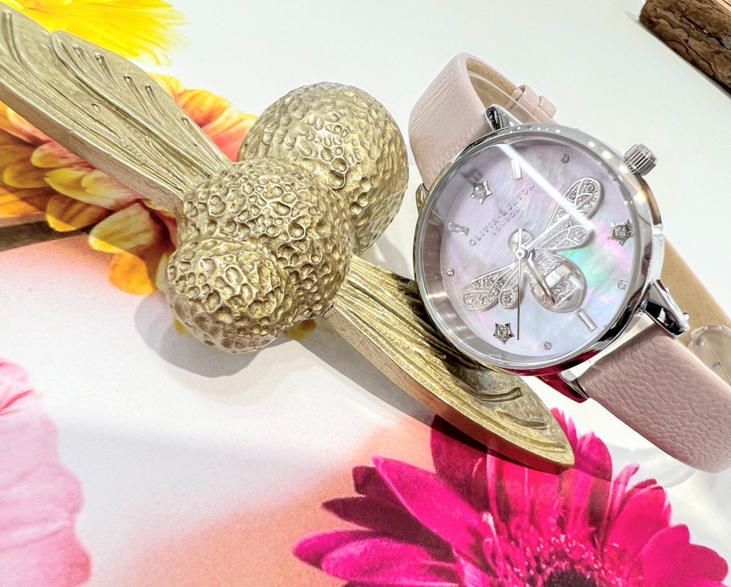 【OLIVIA BURTON】英倫現代美學-貝殼粉浮雕蜜蜂 OB16GB09 Ø 30mm 現代鐘錶