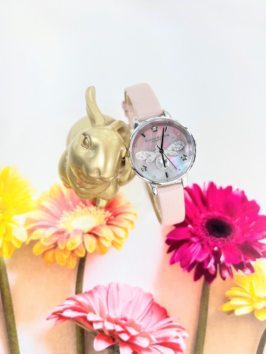 【OLIVIA BURTON】英倫現代美學-貝殼粉浮雕蜜蜂 OB16GB09 Ø 30mm 現代鐘錶