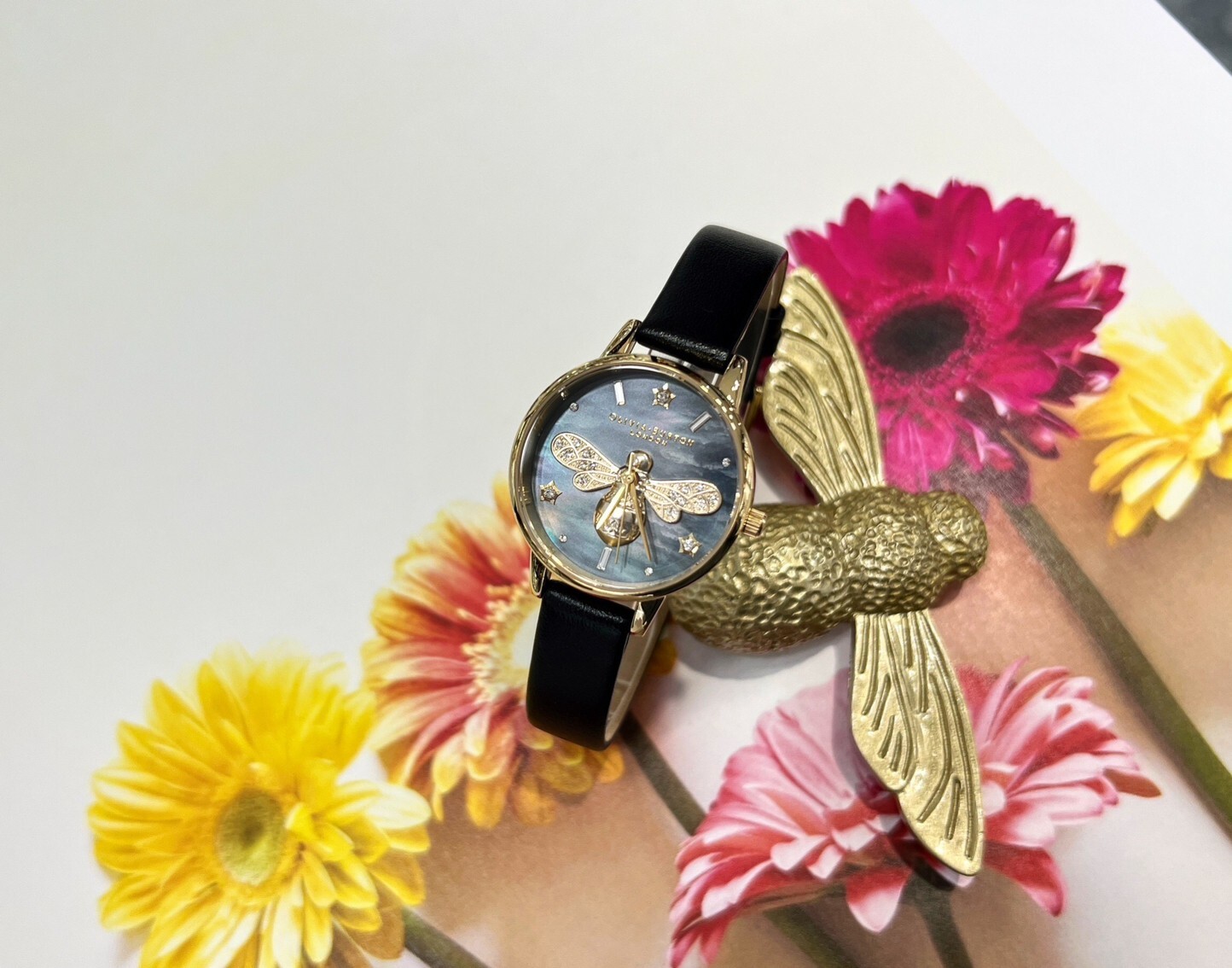 【OLIVIA BURTON】英倫現代美學-金殼蜜蜂黑皮帶腕錶OB16GB08 Ø 30mm 現代鐘錶