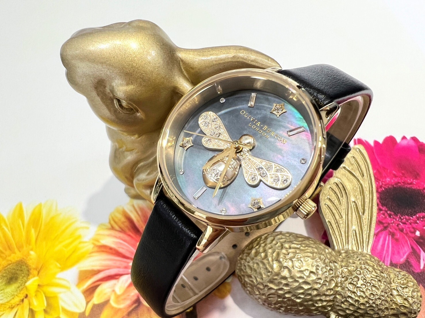 【OLIVIA BURTON】英倫現代美學-金殼蜜蜂黑皮帶腕錶OB16GB08 Ø 30mm 現代鐘錶