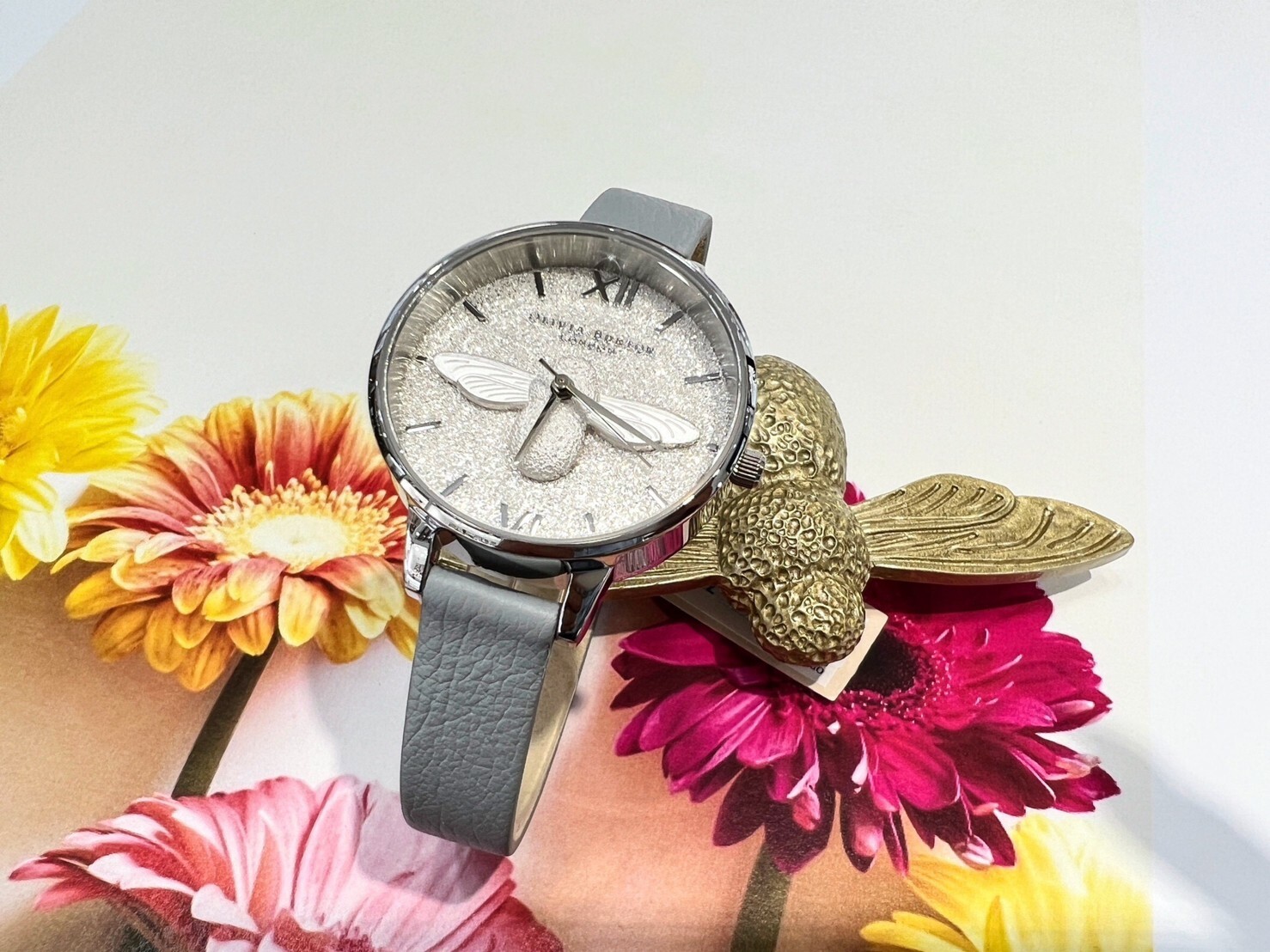 【OLIVIA BURTON】英倫現代美學-閃耀浮雕蜜蜂 OB16GD52 Ø 34mm 現代鐘錶