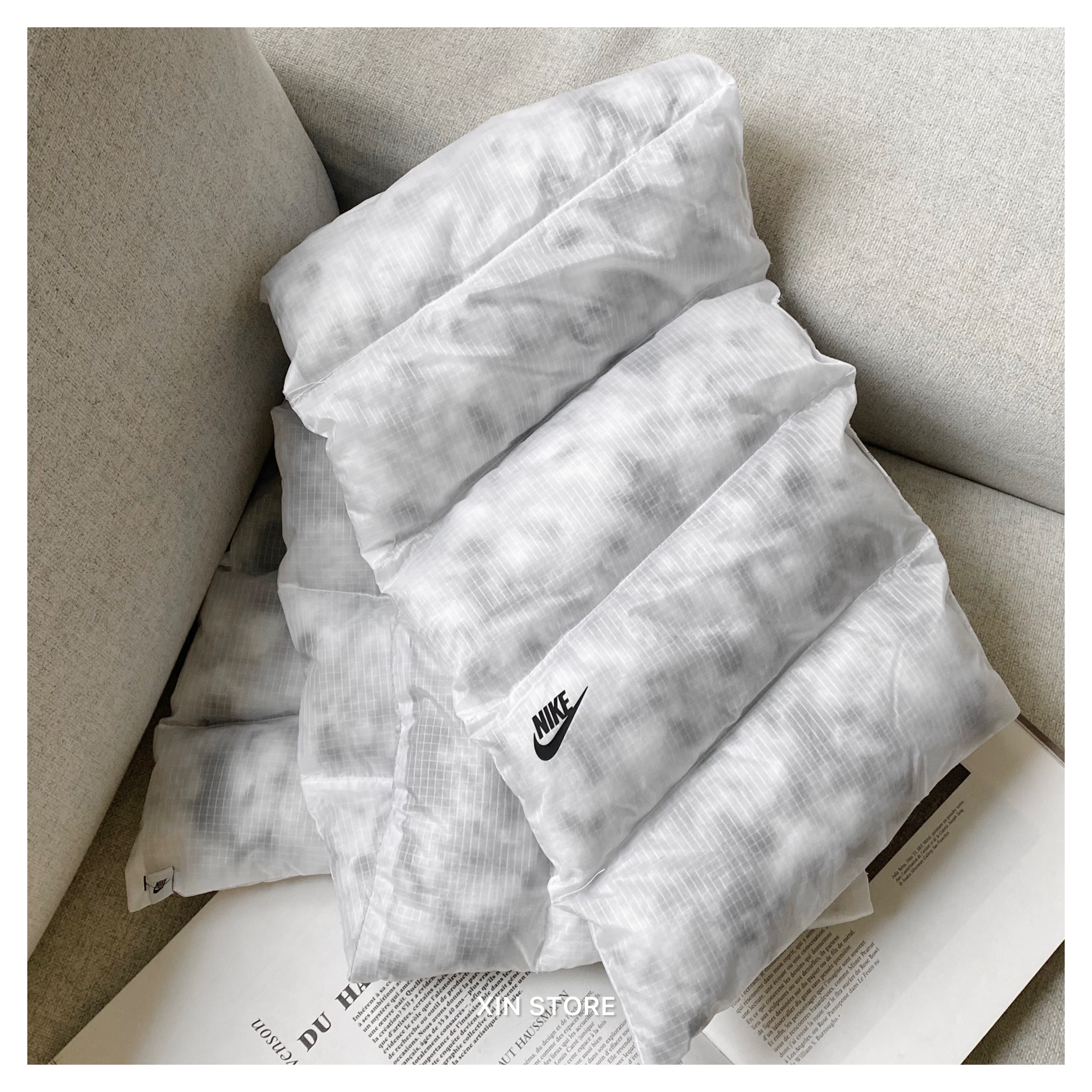 【現貨】Nike Marble Ecodown 圍巾 大理石 羽絨 輕量 字勾 灰白