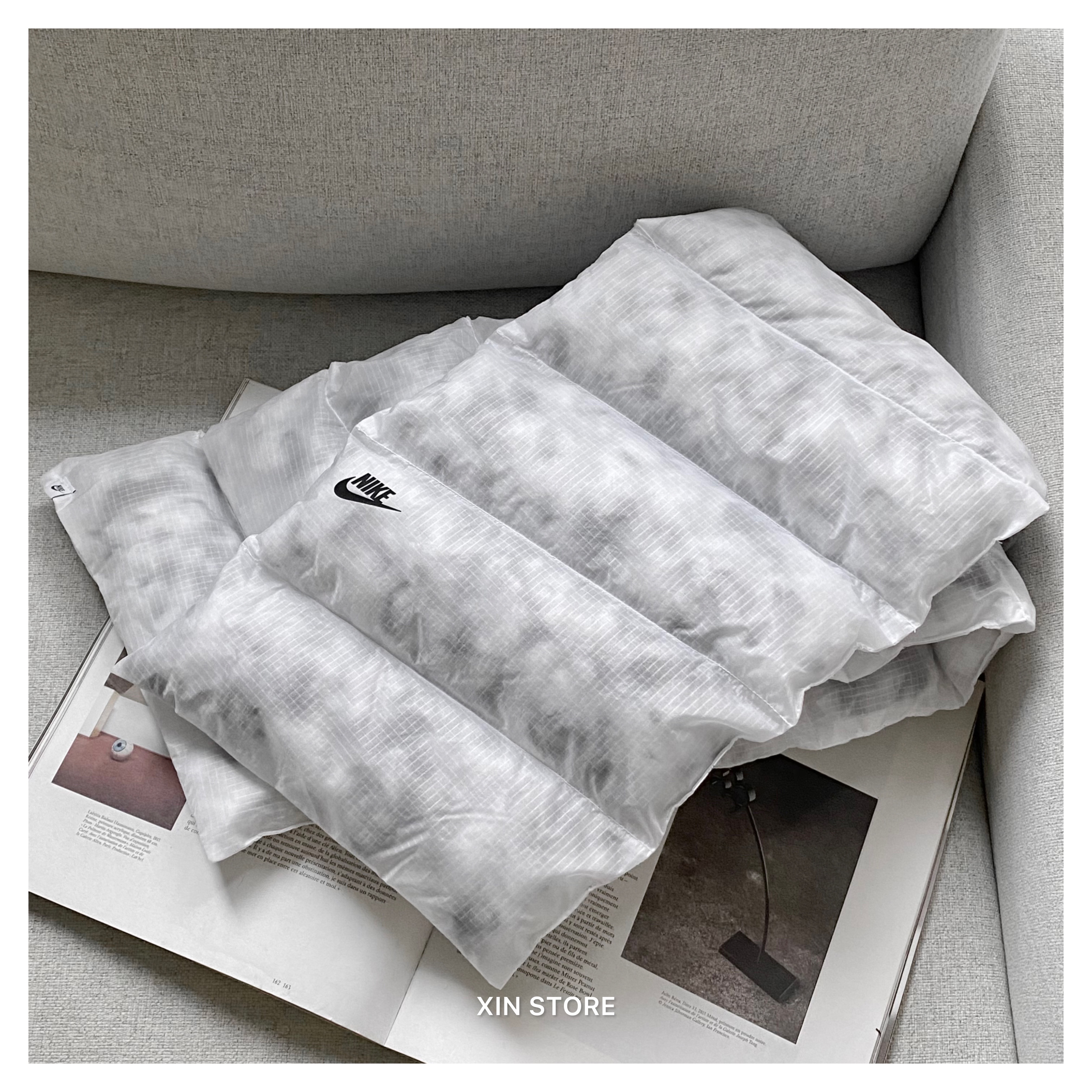 【現貨】Nike Marble Ecodown 圍巾 大理石 羽絨 輕量 字勾 灰白