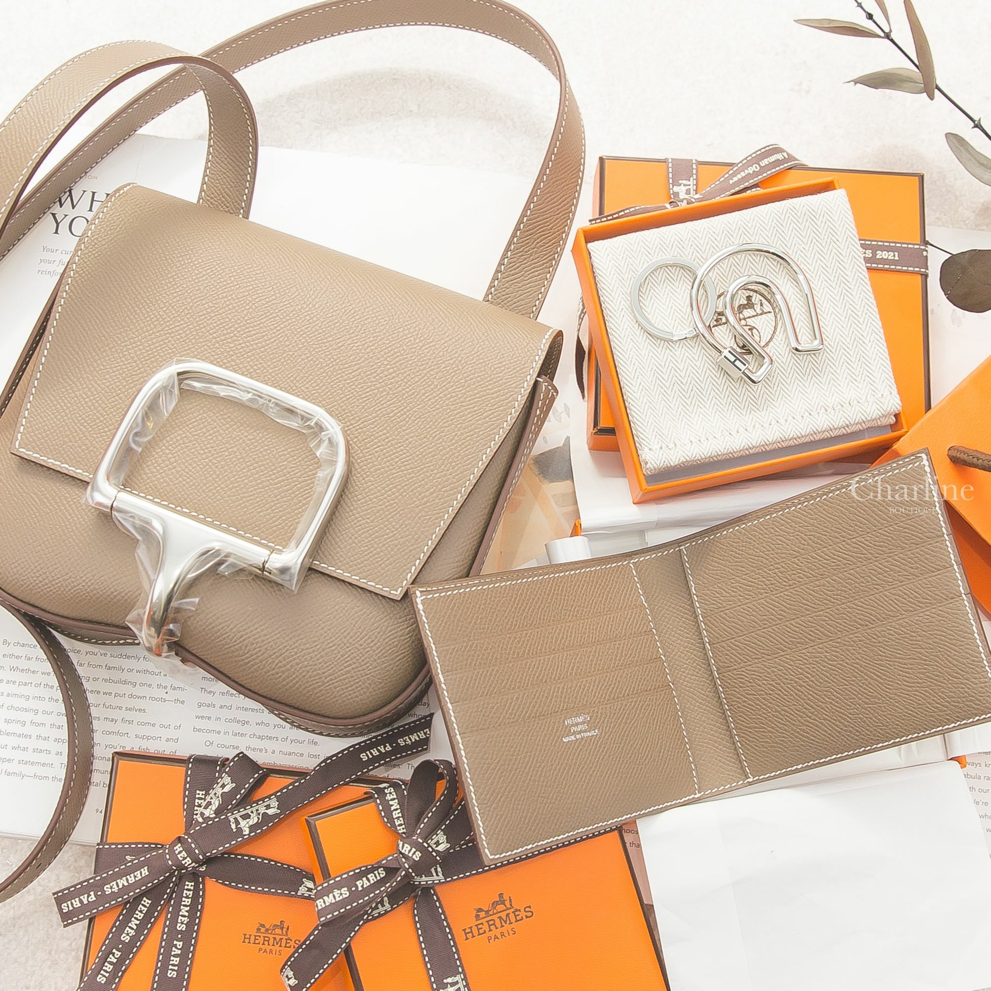 Hermès Della Cavalleria Mini Bag 18 Etoupe Epsom U刻大象灰銀釦肩背包,Hermès Fer A Cheval Key Ring 銀色簍空馬蹄黑色H字樣不銹鋼鑰匙圈-Charline Boutique