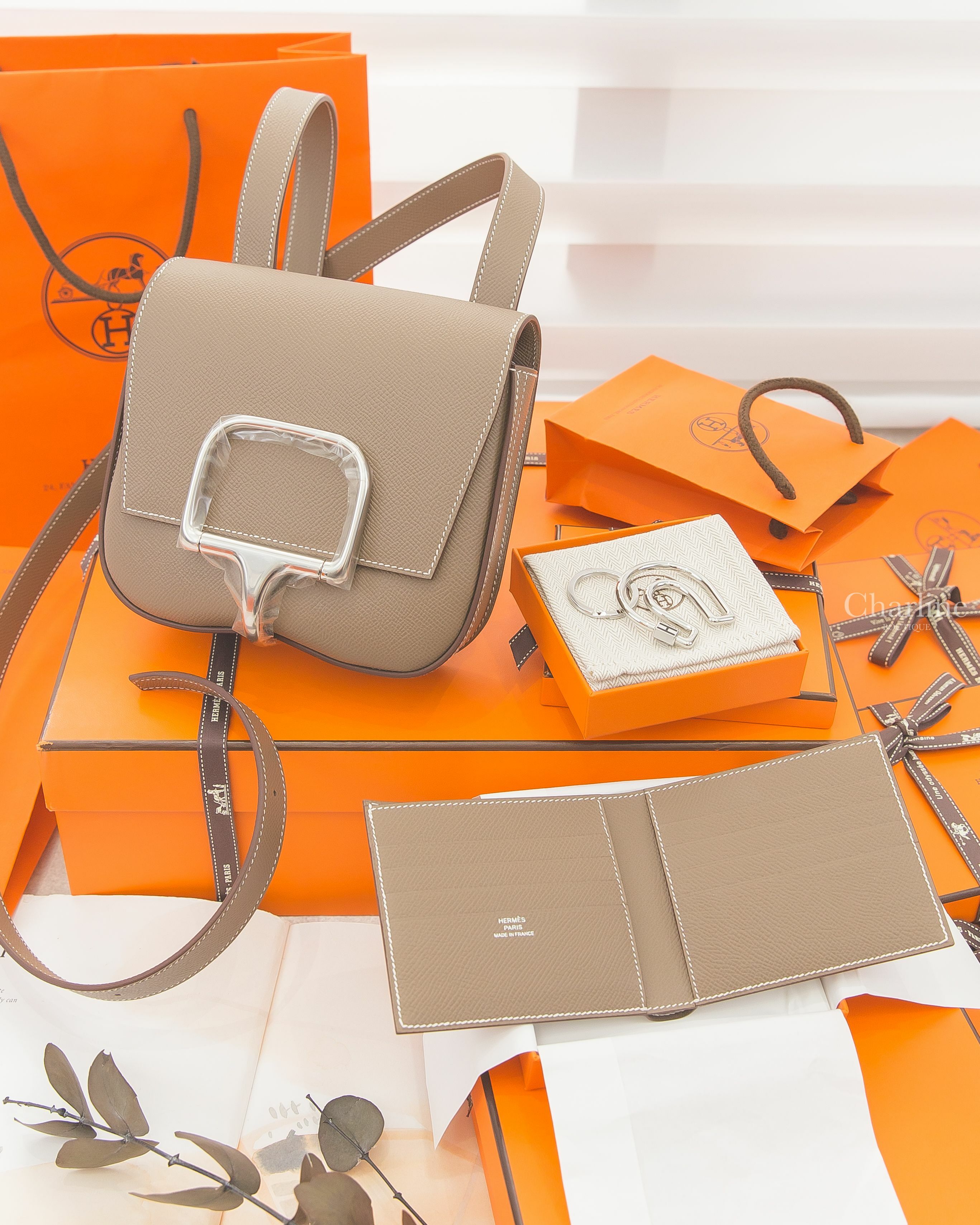 Hermès Della Cavalleria Mini Bag 18 Etoupe Epsom U刻大象灰銀釦肩背包,Hermès Fer A Cheval Key Ring 銀色簍空馬蹄黑色H字樣不銹鋼鑰匙圈-Charline Boutique