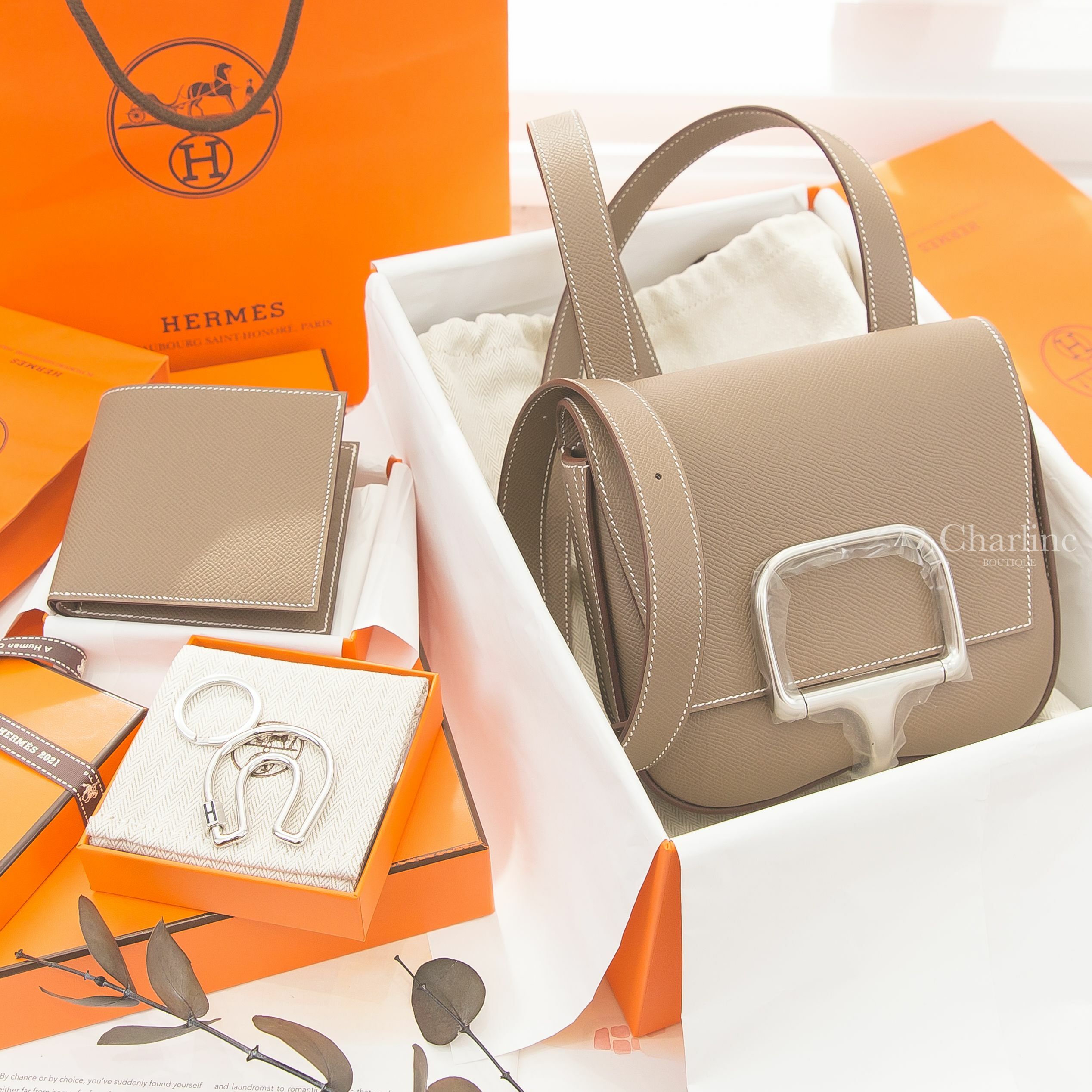 Hermès Della Cavalleria Mini Bag 18 Etoupe Epsom U刻大象灰銀釦肩背包,Hermès Fer A Cheval Key Ring 銀色簍空馬蹄黑色H字樣不銹鋼鑰匙圈-Charline Boutique
