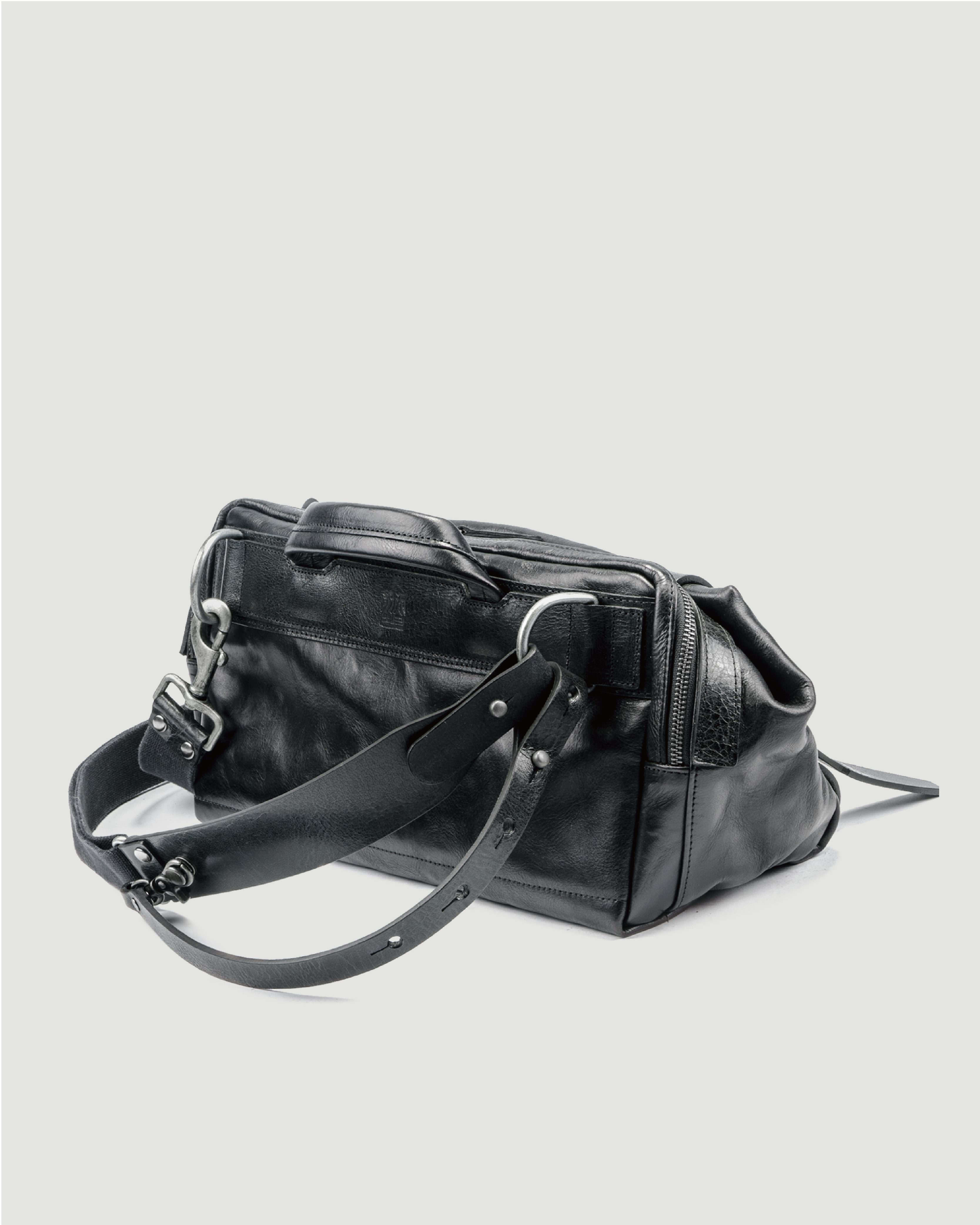 【沃坦】Night Rider 暗夜騎士植鞣皮革單肩包 / 黑色 9.5L