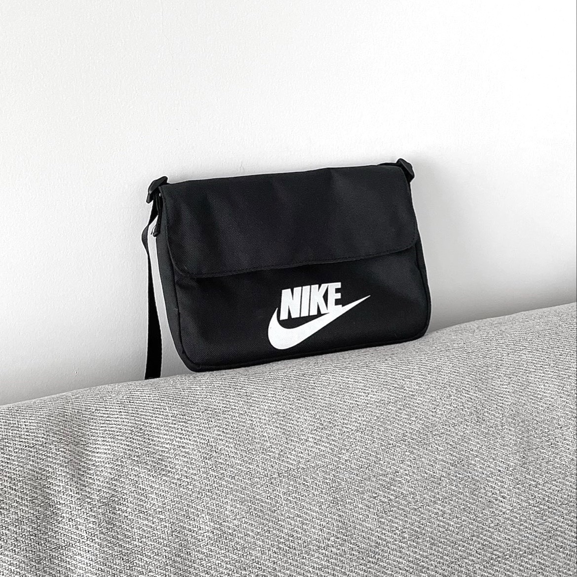 Nike Logo Bag Black 黑白 小背包 郵差包 腰包 側背包 斜肩背包 CW9300-010