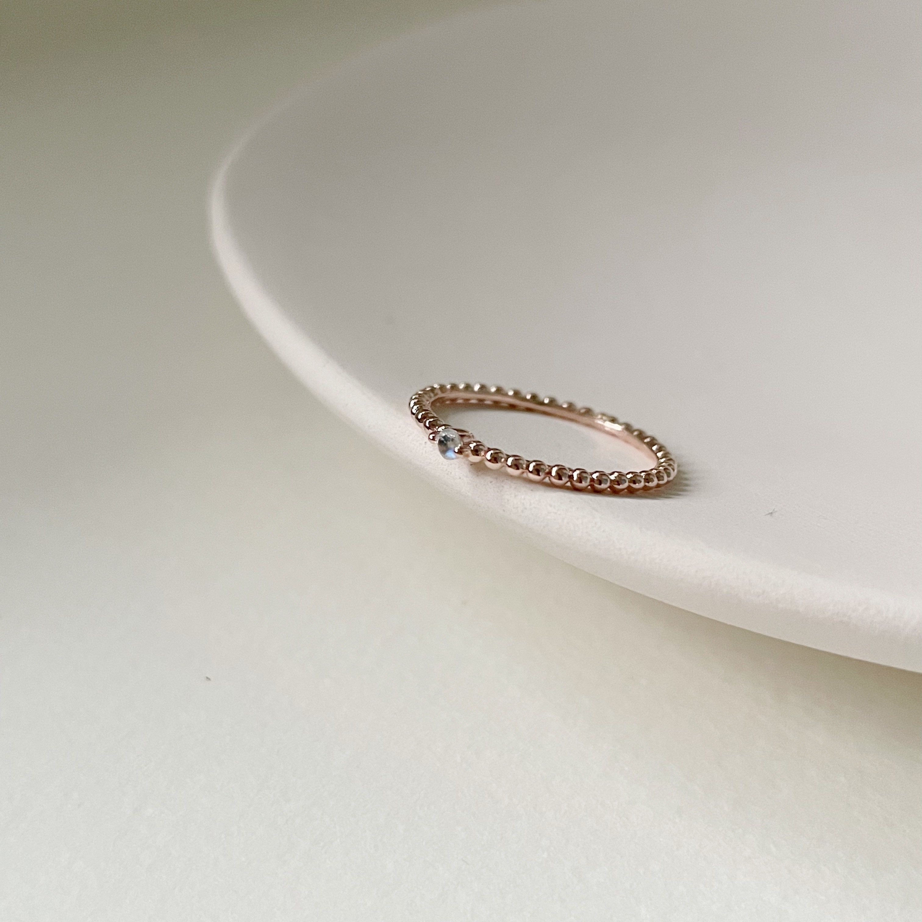 點點夾鑲小月光石戒指