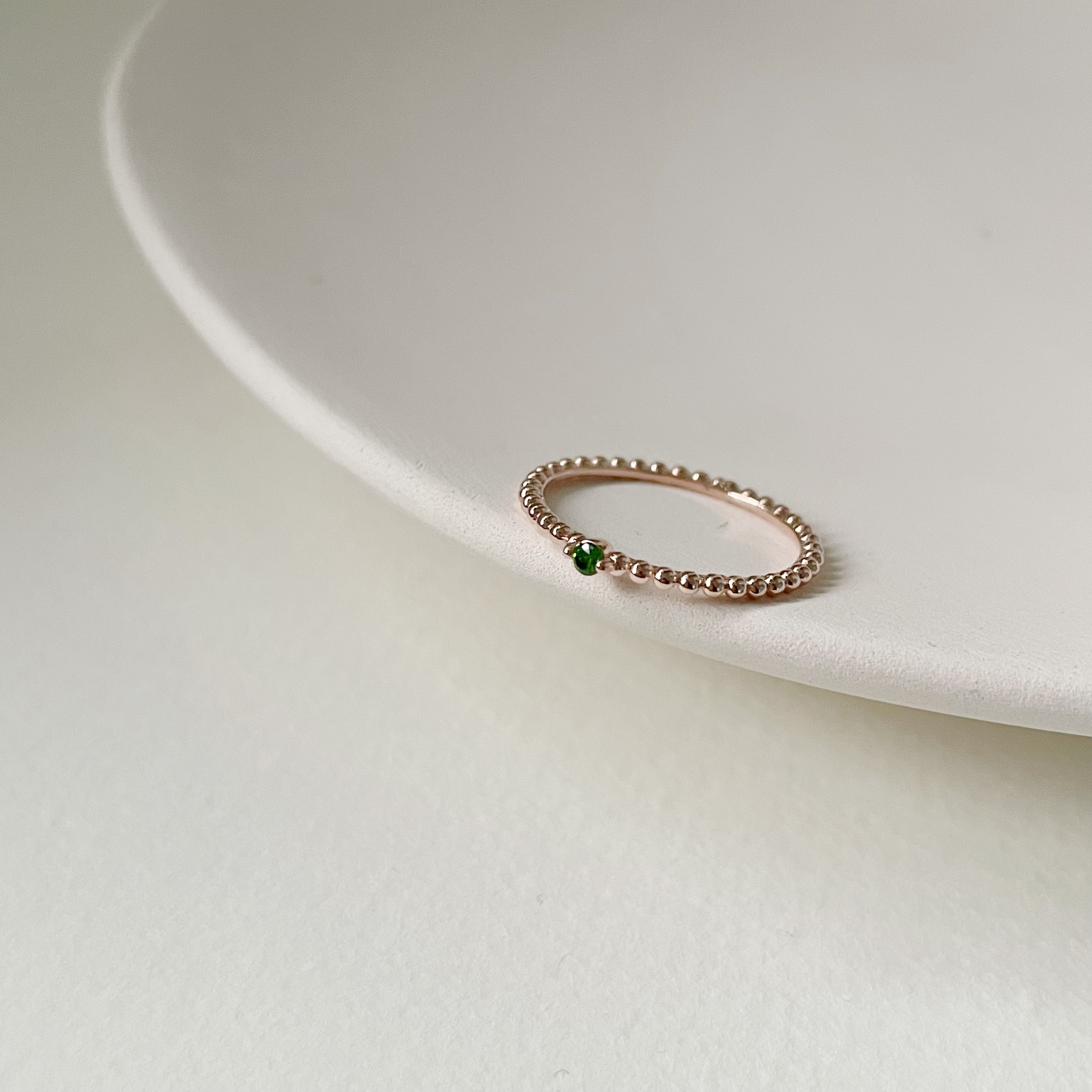 點點夾鑲小透輝石戒指