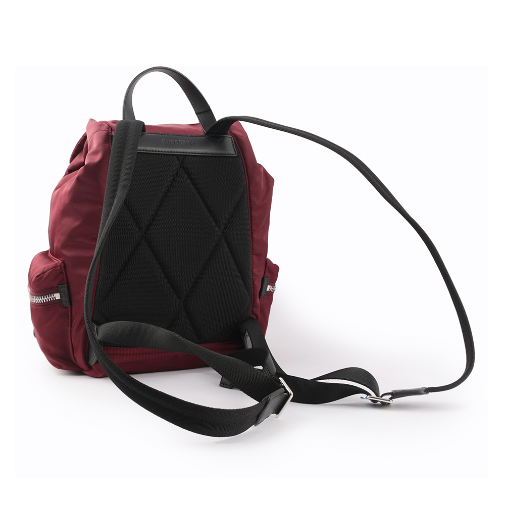 【BURBERRY】The Rucksack 標誌印花尼龍中型軍旅背包(酒紅色)