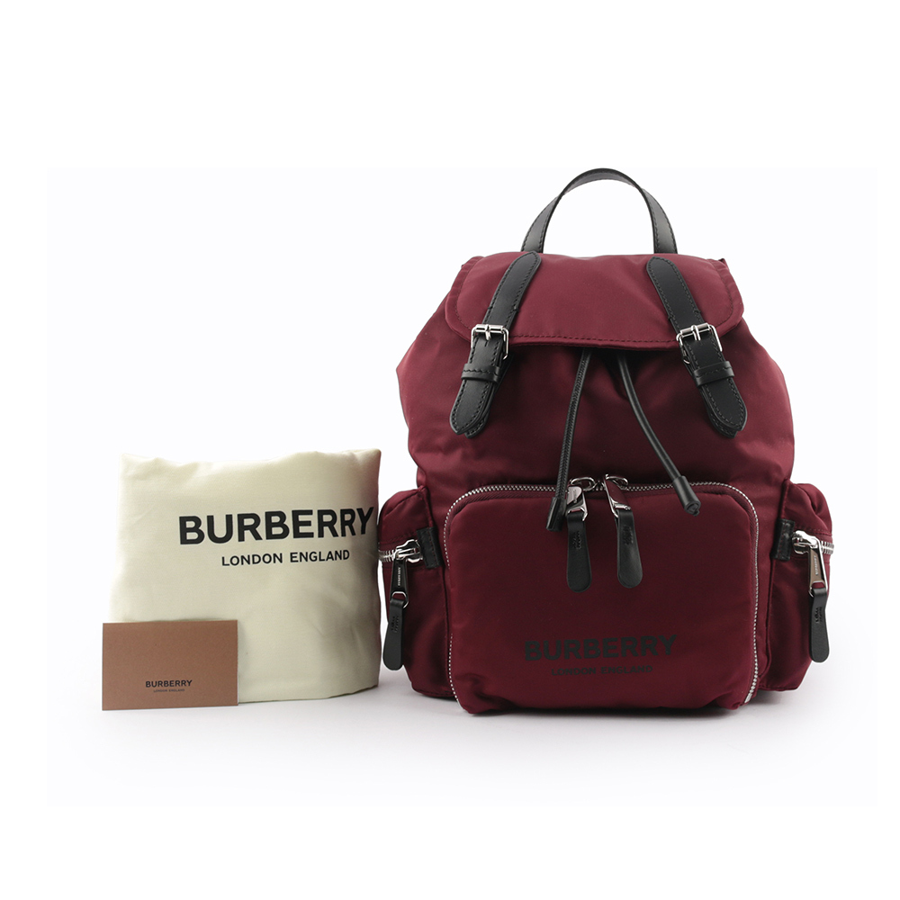 【BURBERRY】The Rucksack 標誌印花尼龍中型軍旅背包(酒紅色)