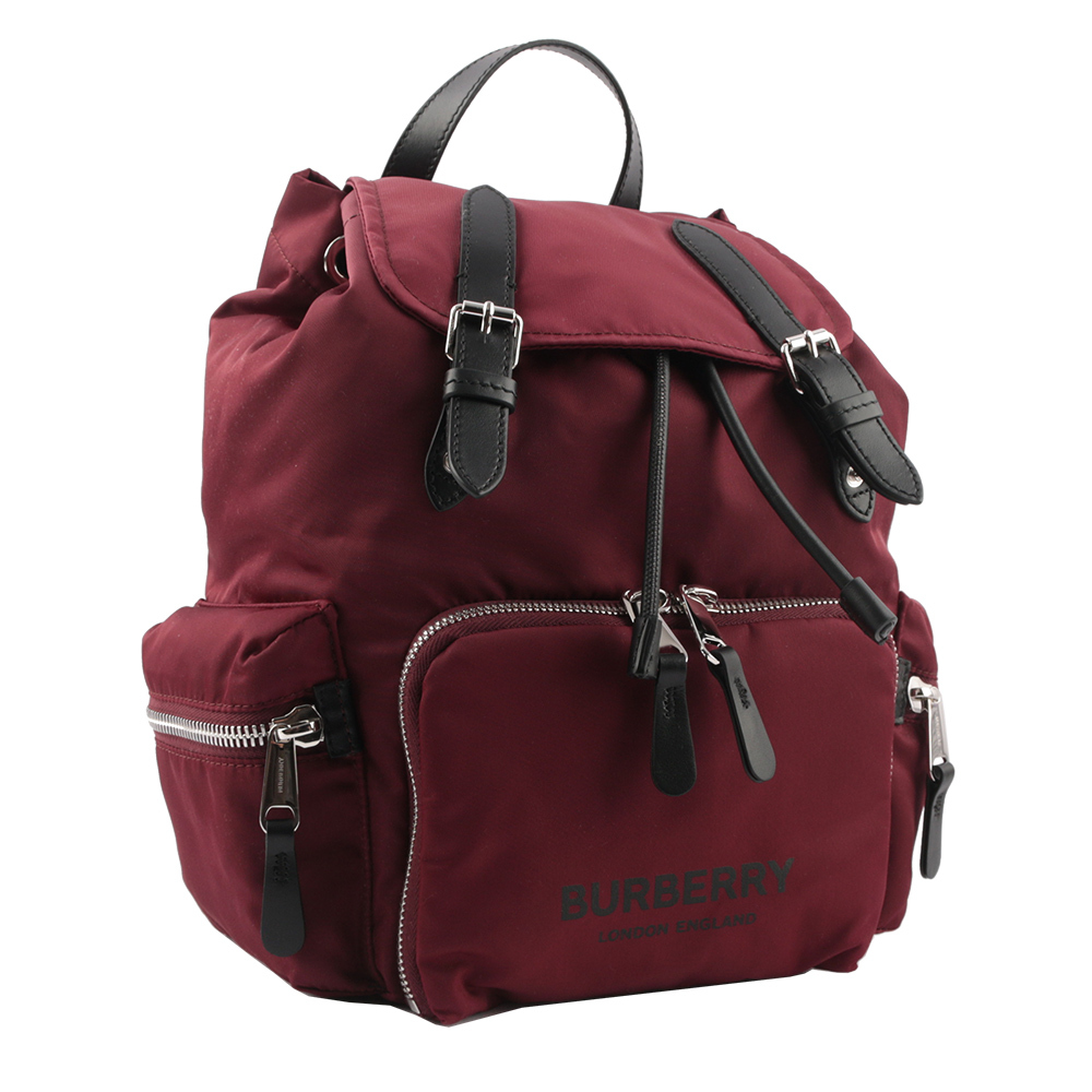 【BURBERRY】The Rucksack 標誌印花尼龍中型軍旅背包(酒紅色)