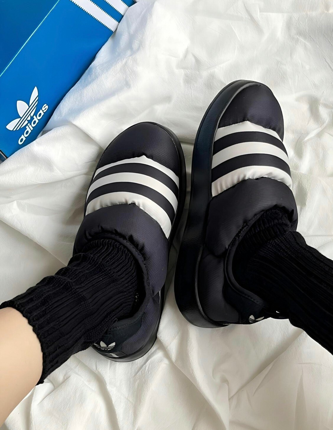 adidas 拖鞋 運動 毛毛蟲 男女 三葉草 PUFFYLETTE 黑 GY4559 Dev lu