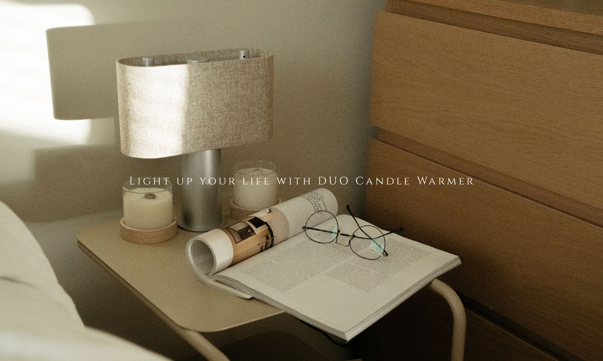 床邊金屬邊桌上使用DUO融蠟燈,搭配DUO礦石蠟燭,融蠟燈設計
