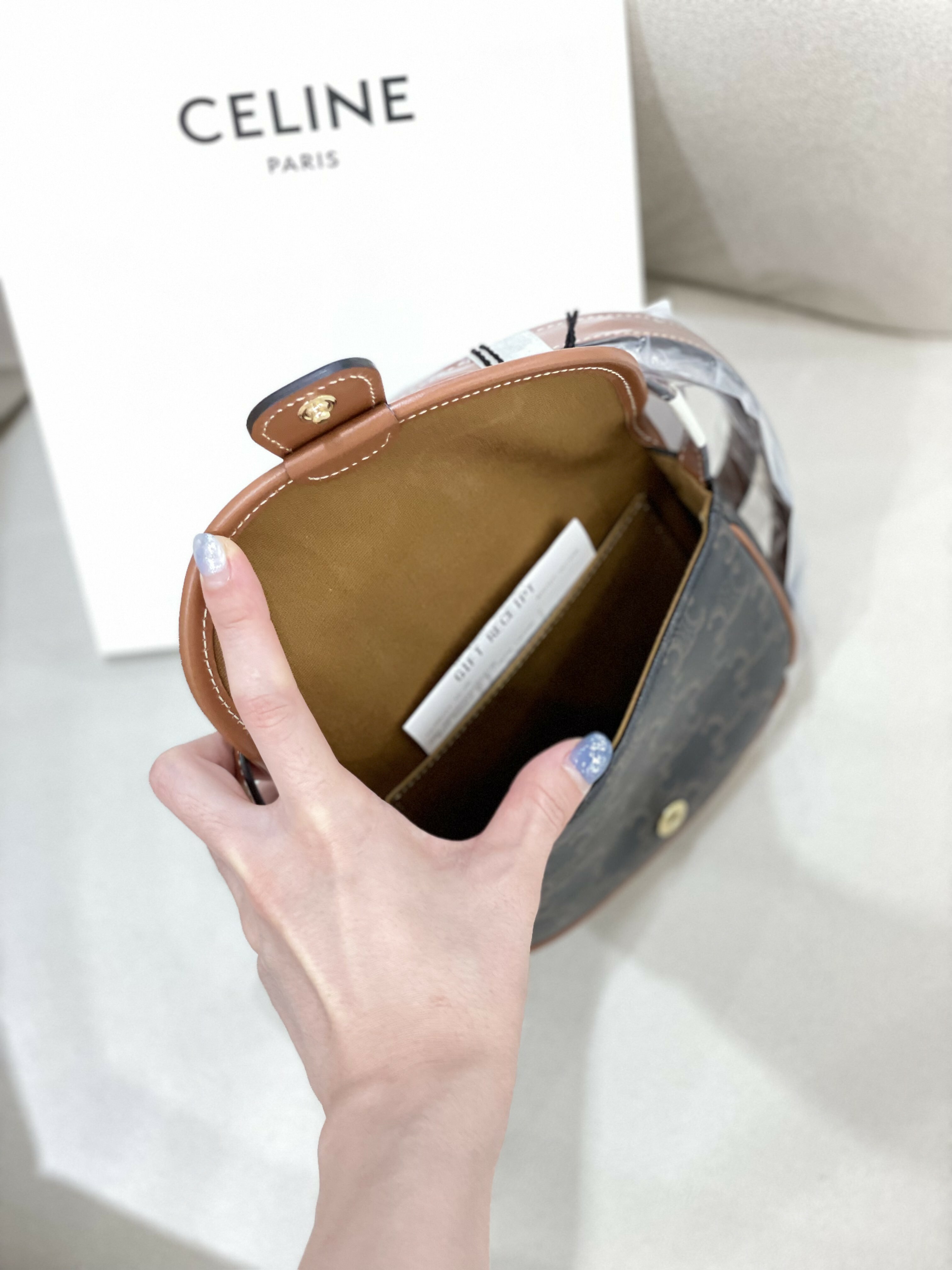 【限定数量】 Celine Mini Besace in Triomphe Tan Celine Mini Besace Triomphe | TikTok