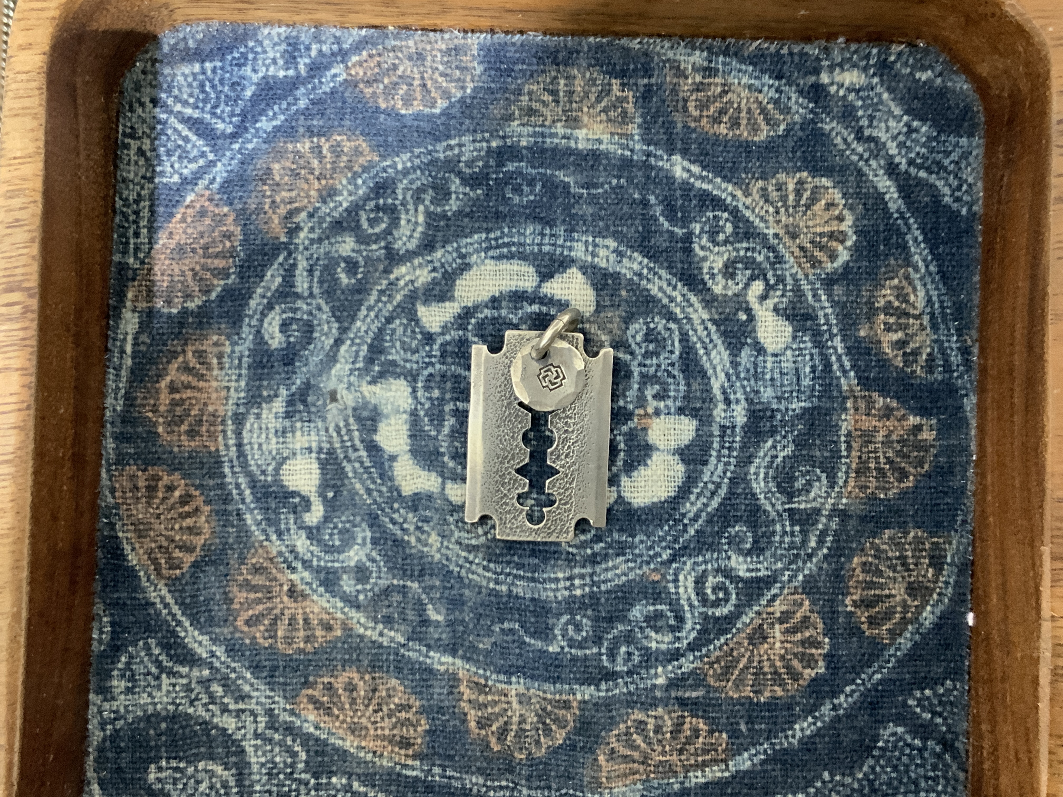 SE-582 刀片吊墜w/銀牌