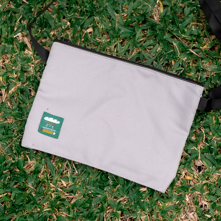 狗狗的小跳步，繪蹦砰｜側背包｜吃貨側被包灰白款