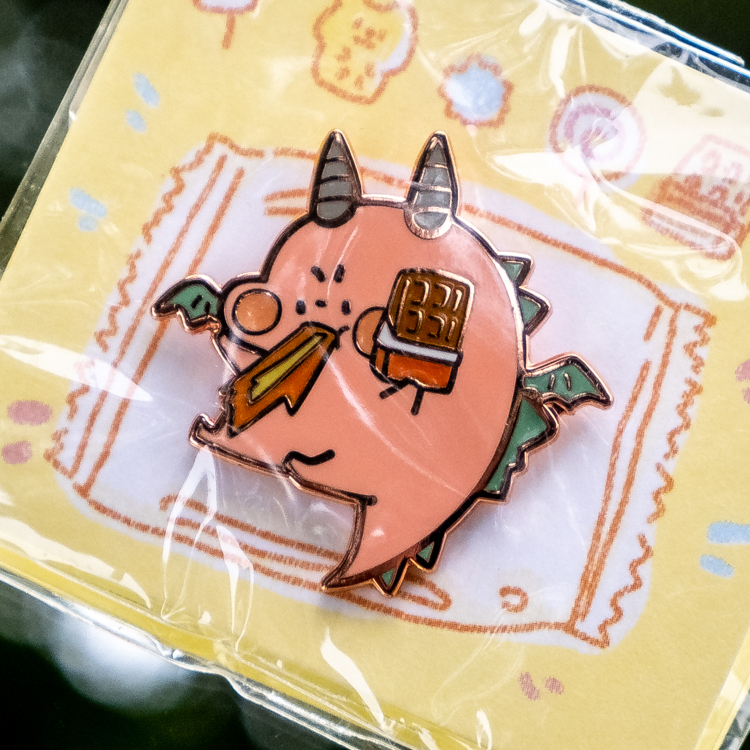 狗狗的小跳步，繪蹦砰｜金屬徽章｜零食恐龍｜可可恐龍(粉)