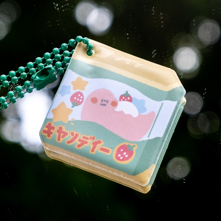 狗狗的小跳步，繪蹦砰｜扁扁吊飾｜綠色鐵罐