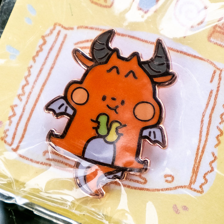 狗狗的小跳步，繪蹦砰｜金屬徽章｜零食恐龍｜豆豆糖恐龍(紅)