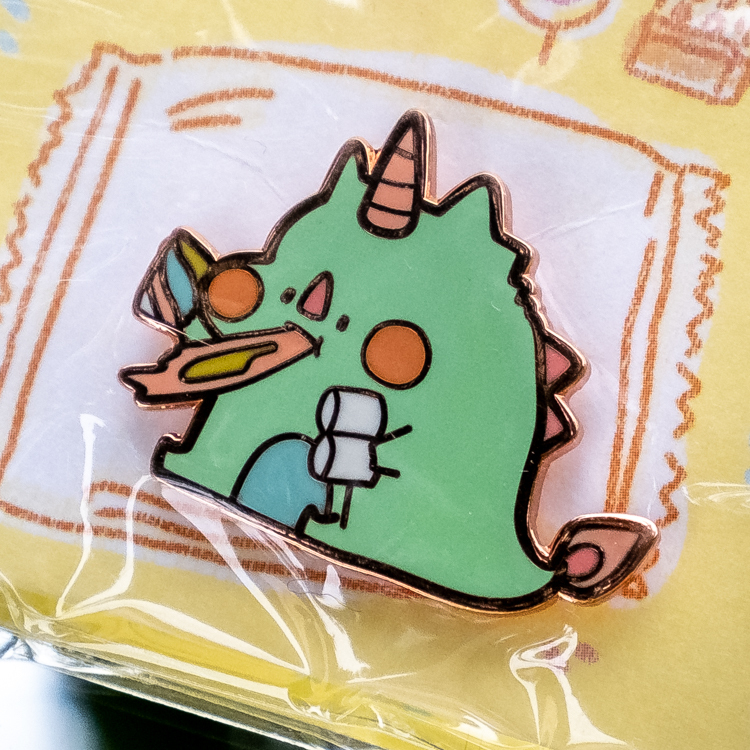 狗狗的小跳步，繪蹦砰｜金屬徽章｜零食恐龍｜棉花糖恐龍(綠)