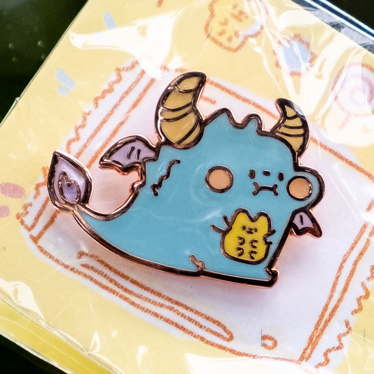 狗狗的小跳步，繪蹦砰｜金屬徽章｜零食恐龍｜小熊軟糖恐龍(藍)