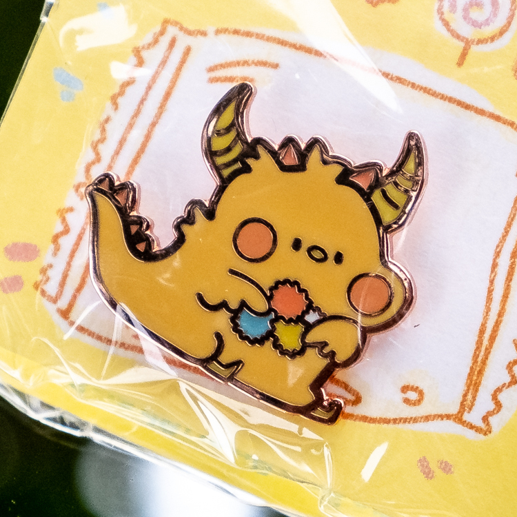 狗狗的小跳步，繪蹦砰｜金屬徽章｜零食恐龍｜金平糖恐龍 (奶茶)