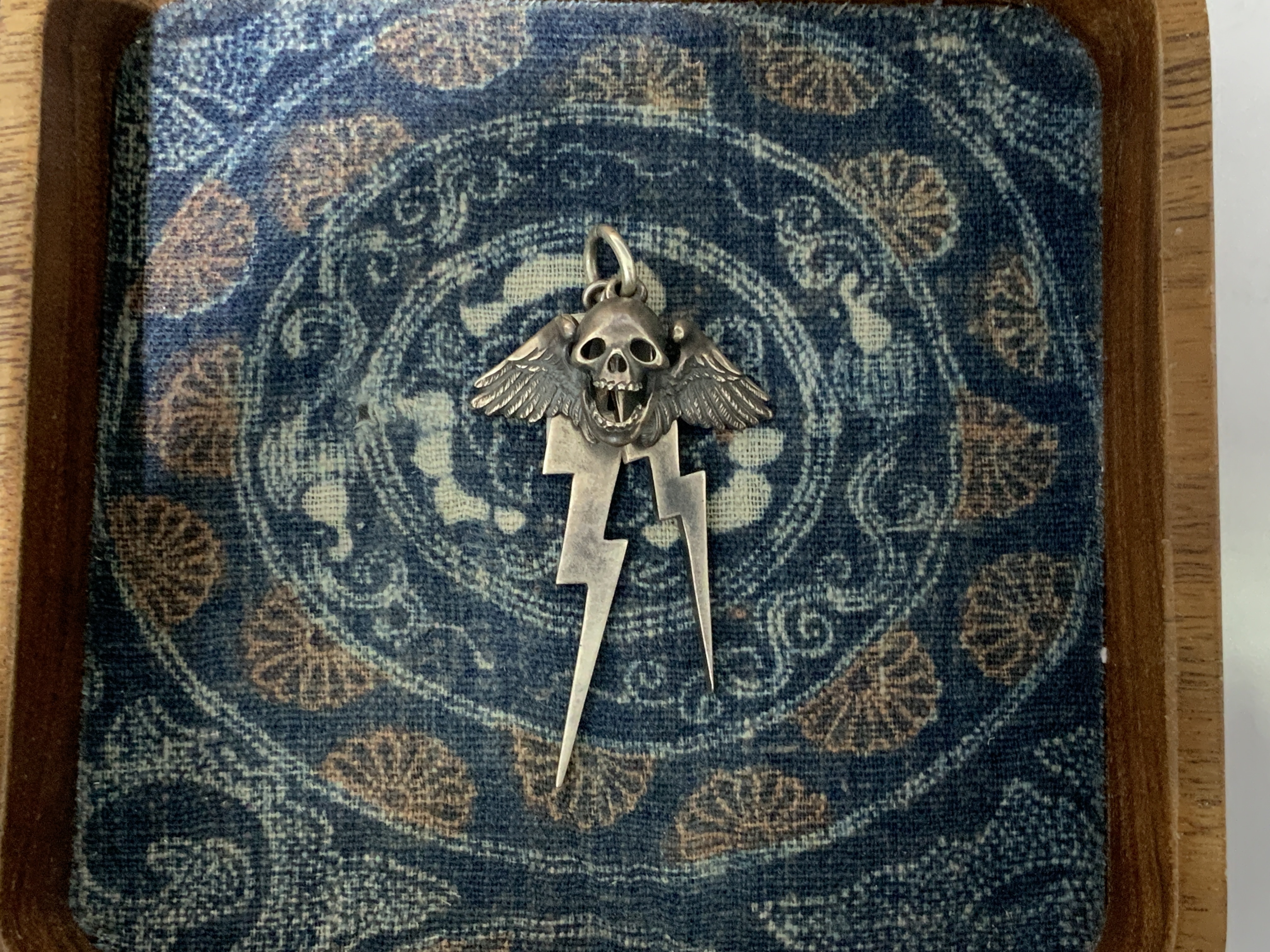 Skull top w/wings w/lightning top pendant