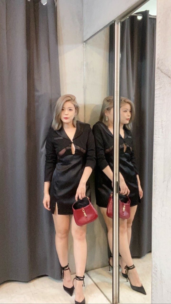 蕾絲透視露背 緞面翻領洋裝