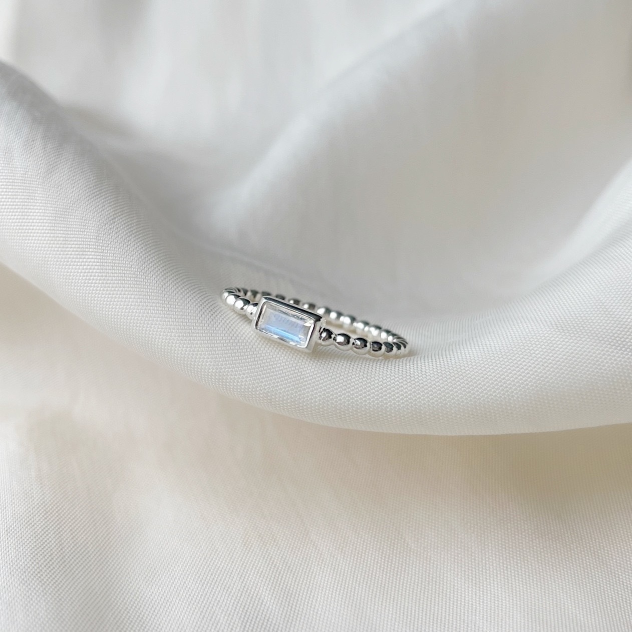 珠珠細方月光石戒指