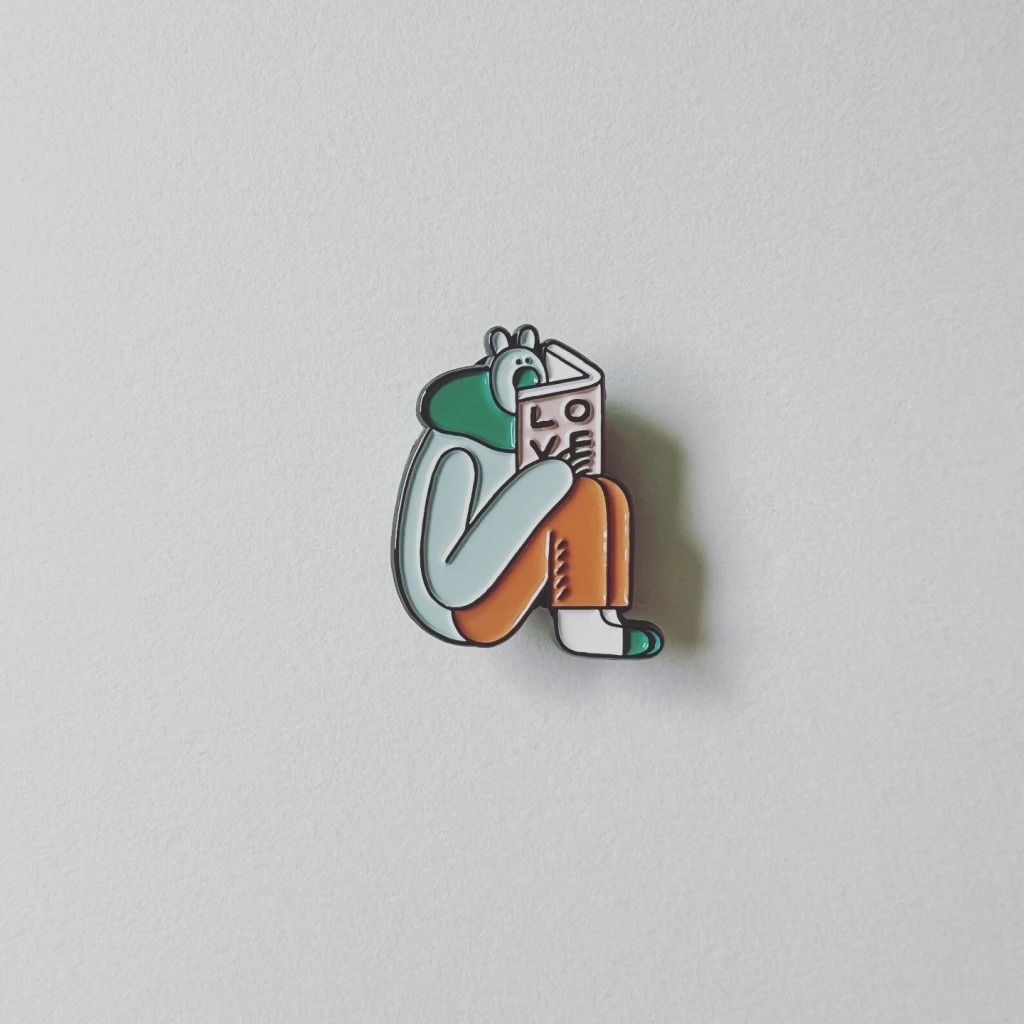 學習 熊超人金屬胸章 ｜包大山