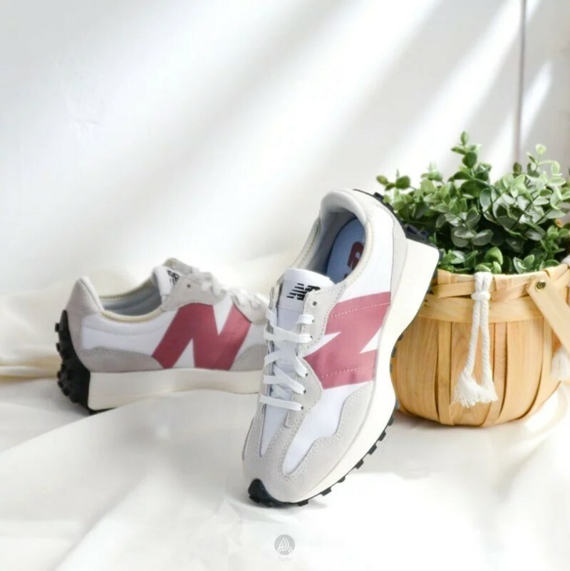 還在穿NB327嗎？ New Balance 5雙必敗復古運動鞋總整，簡易穿搭出時尚感！