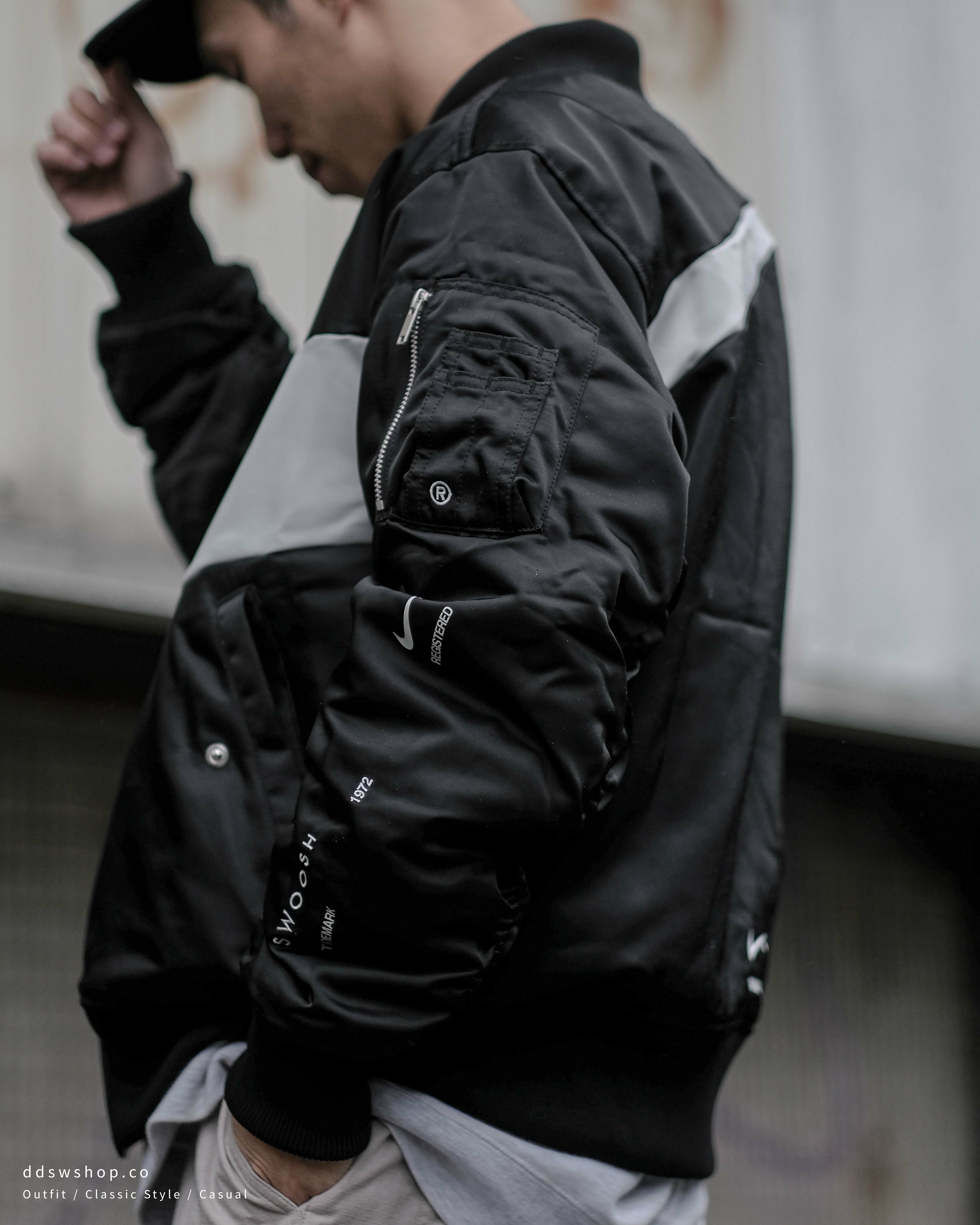 Nike Swoosh Jacket 外套 斷勾標語 飛行外套 防風 雙面穿 軍綠 DD6056-326 黑色 DD6056-010