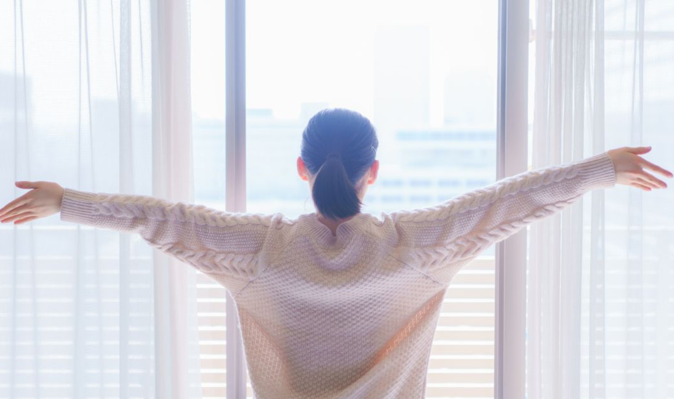 睡飽、睡好，早上站在陽台前伸懶腰的女人｜逗 DOLL SPA耳燭
