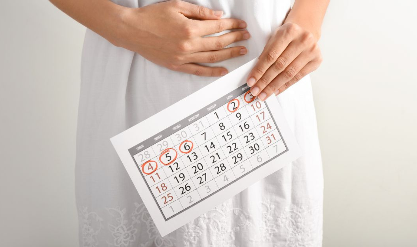 一個想懷孕的女人拿著圈選生理期日期的月曆｜逗 DOLL SPA暖宮