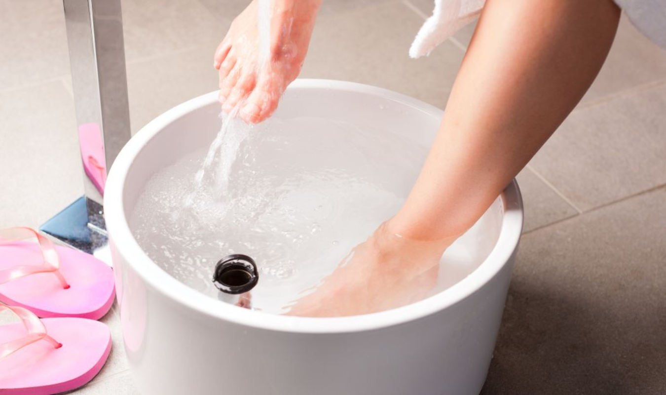 用溫熱水泡腳的女人｜逗 DOLL SPA暖宮