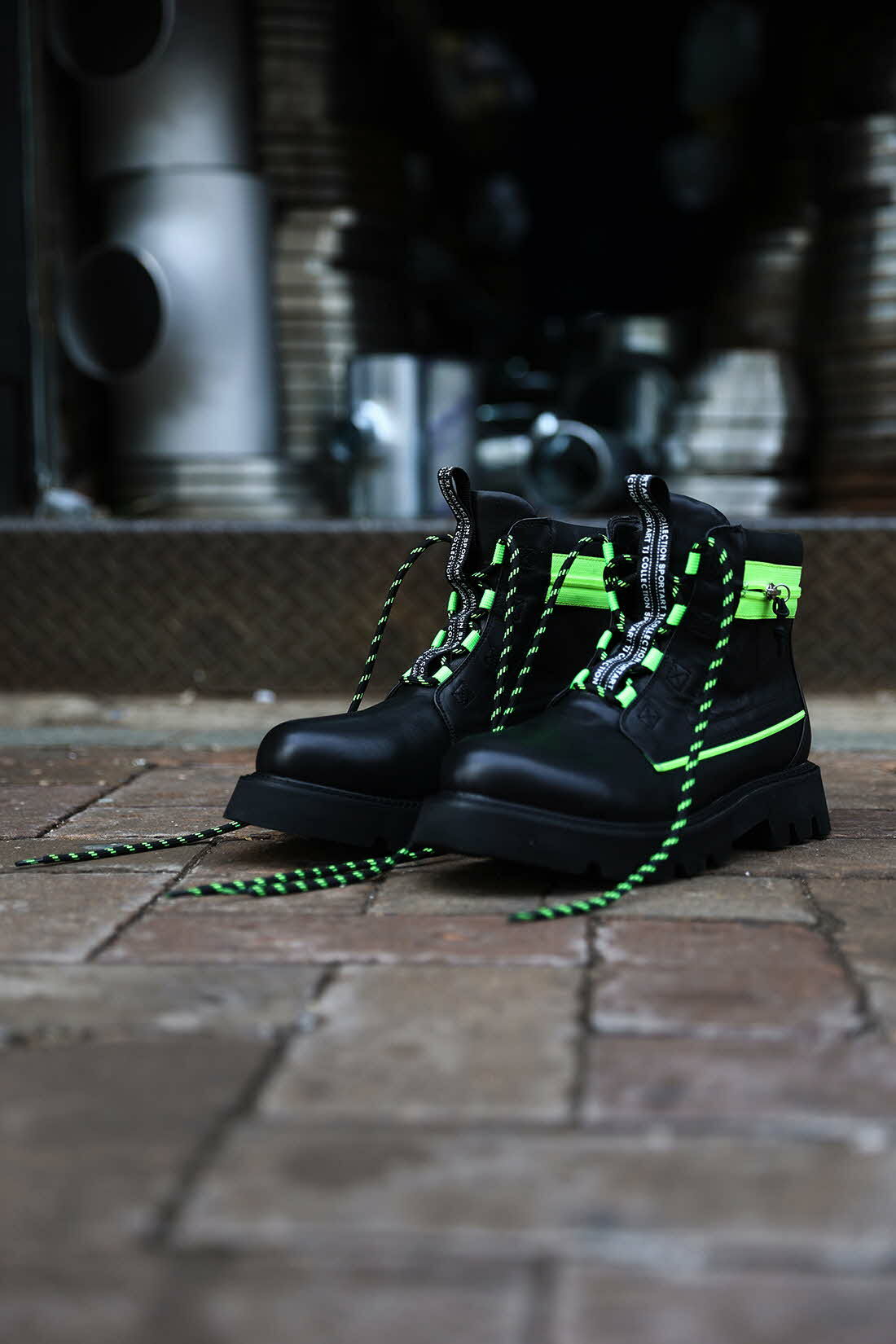 熒光點綴文字圖案束帶皮馬丁靴