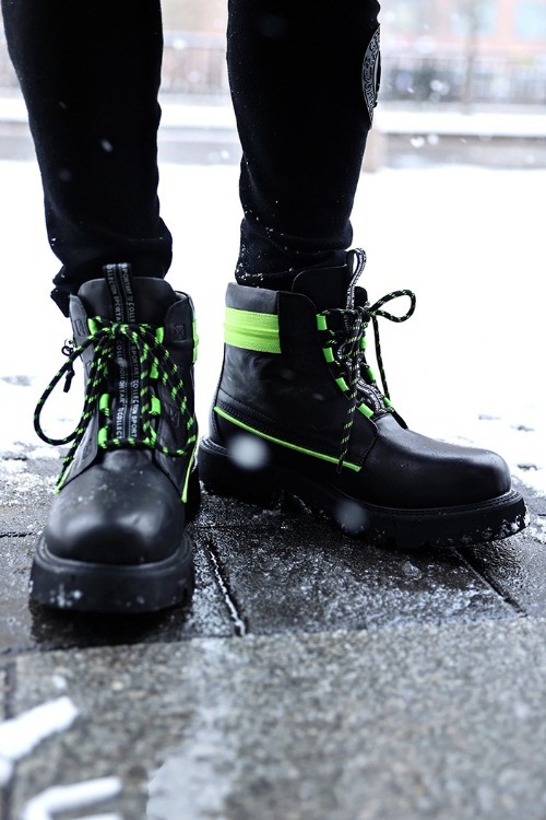 熒光點綴文字圖案束帶皮馬丁靴